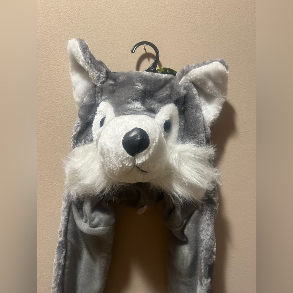 Emmelee for F.C. Gray and White Wolf Plush Hat